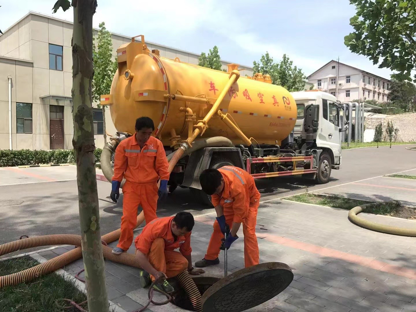 城区化粪池清理与5-8吨吸粪车施工效率分析